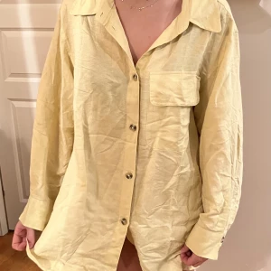 Gul linneskjorta - En ljusgul/beige oversized linneskjorta från hm i strl M