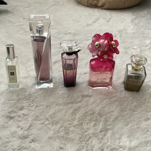 Lancome, Daisy, Jo Malone - Parfymer. Hypnosen är helt oanvänd. Nypris 1400 kr. Säljes 1050kr. Fråga om pris för den parfym du vill ha ❤️
