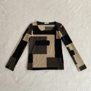 Mönstrad tröja - Beige/brun/svart mönstrad långärmad t-shirt, från märket Chaloc! Står stl 38 och skulle säga att det är som en större S 🖤