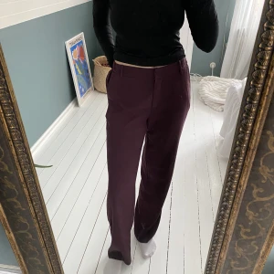 Kostymbyxor  - Vinröda kostymbyxor från Envii. Använda ett fåtal gånger men är som i nyskick! Storlek S🤎