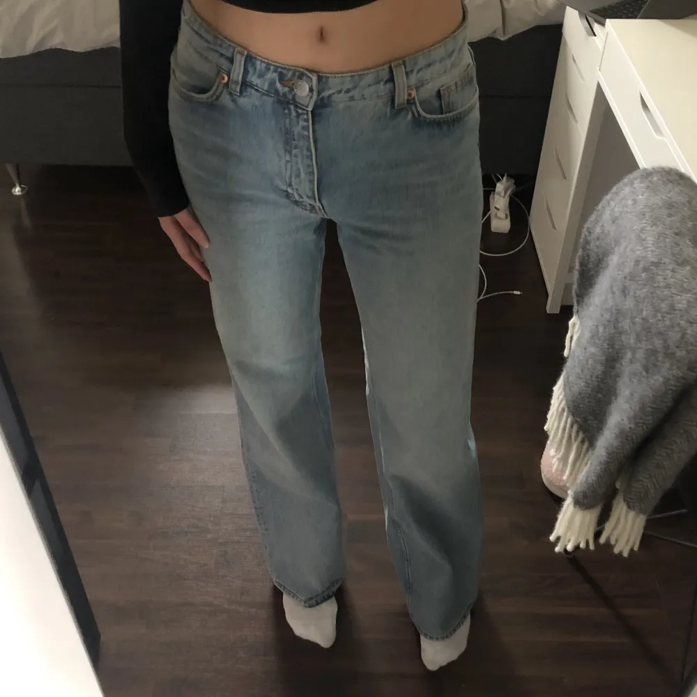 Vida ljusblå jeans från Monki 💙 Använd ett fåtal gånger eftersom de sällan kommer till användning. Jag är 181cm lång och dessa når marken precis, har även sprättat upp sömmen längst ner men den är inte jättesynlig när man har på sig de!💙 Storlek 28.. Jeans & Byxor.