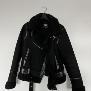 Vår jacka från Zara - Mysig och fodrad vår/ höst jacka som jag köpte från Zara för ca 1 år sedan och som har använts sparsamt. Vid frågor hör av dig;)