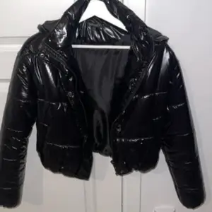 Säljer denna jacka pågrund utav att den inte kommer till användning💗 en glans jacka i bra skick, använd fåtal gånger💗
