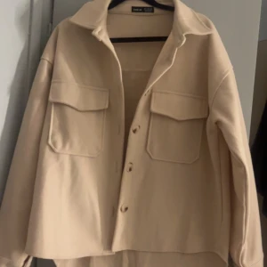 Jacka - Beige Jacka från SHEIN  Storlek S, aldrig använd  100kr + frakt 