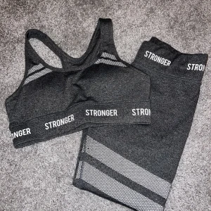 Stronger set - Säljer mitt gråa stronger-set då det är för litet och inte kommer till användning längre.  Byxan=S och topen=XS men skulle säga att båda är mer bara är XS typ. Använda några gånger men har fortfarande bra kvalitet☺️💕 Nypris: ca 1000kr  Säljer för: 195kr