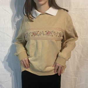 Vintage tröja med krage - Vintage tröja med krage och broderade blommor! Ingen storlek men passar som en S🤍 Köp nu är på