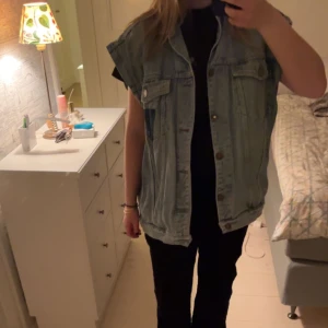 Jeans väst - Snygg jeansväst köpt second hand i Stockholm!