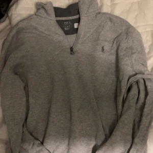 Ralph Lauren Half zip helt ny - Hejsan, säljer nu min helt nya Ralph Lauren Half zip i strl L, endast 400 nypris 1.300 helt ny, kan skickas samt mötas i Göteborg