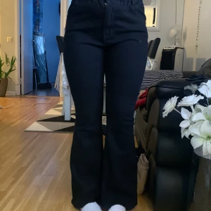 svarta utsvängda jeans  - Oanvända svarta utsvängda jeans från Shien i storlek 38. Köparen står för frakten men kan även mötas upp. Kom privat för mer bilder eller information! 💕