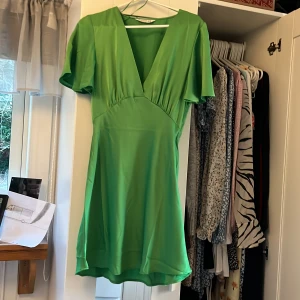 Klänning - Säljer denna helt oanvända klänningen som var populär förra sommaren 