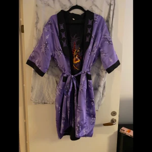 Morgonrock i siden - Går att vända ut och in som syns på bild 2och 3 Strl M men passar L-XL då den är rymlig Jätteskön att ha på sig☺️