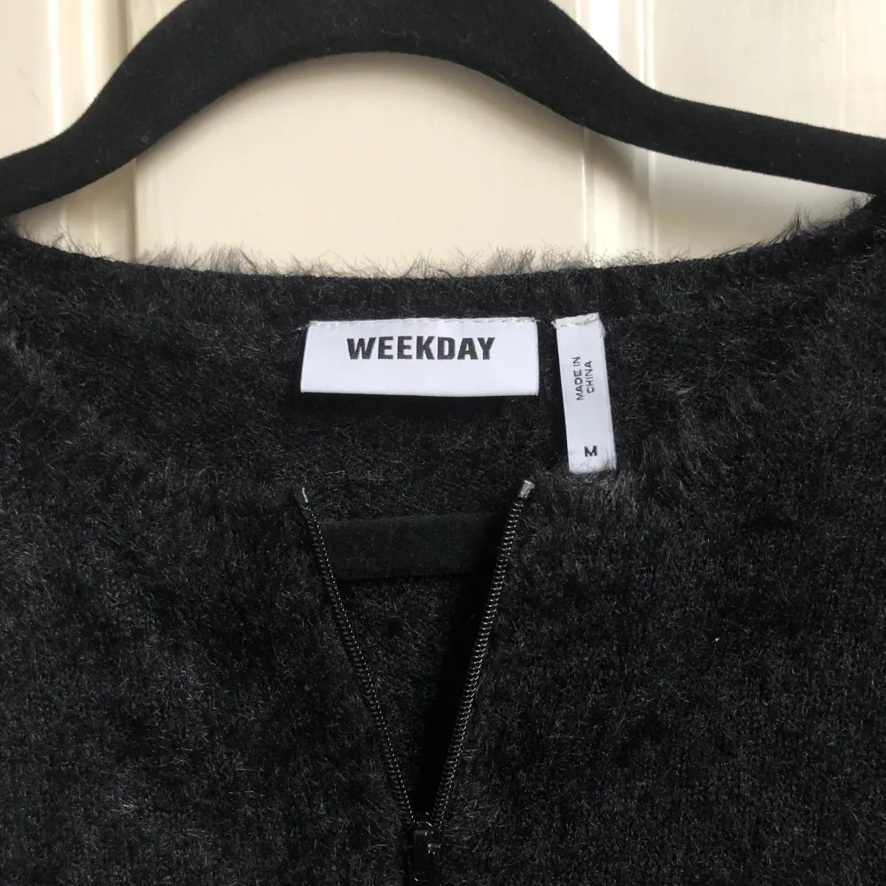 Kofta från weekday. I fluffigt material och med dubbla dragkedjor. Jättefint skick. Frakt 60 kr😽. Neuletakit & Villapaidat.