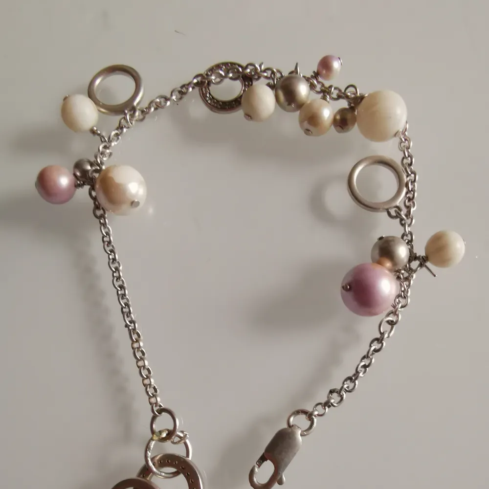 Äkta silver armband med fejk vita och rosa pärlor i använd scick. 21 cm . Accessoarer.