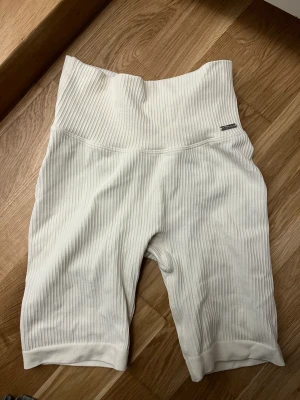Aimn träningsshorts - Säljer dessa cyckelbyxor från aimn ribbade stolek 34 passar 36. Använda 2 gånger är off white mot de beiga hållet, köpta för 400 kr