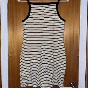 Randigt kläning från Monki - Kostar: 40kr+frakt. Storlek M, använt fåtal grejer. Inga fläckar eller hål i.  Kontakta innan köp och kan mötas i Malmö om önskas!  