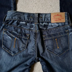 Fornarina Jeans - Säljer dessa snygga Fornarina jeans som tyvärr är för små för mig🥲Storleken är W28, 76cm midja, 82cm innerbenslängd. Har en liten slits❤️