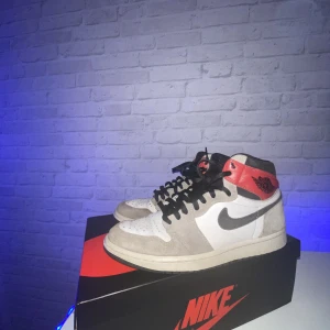 Jordan 1 high Smoke gray - Köpta ifrån soleplus. Har kvitto. Vita Extra snören kommer med och låda. Vita snören och skorna är ganska så lortiga men jag kan tvätta dem om ni inte vill själva..