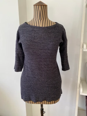 Glittertopp från Filippa K - Fin tröja från Filippa K. Båtringning och glitter. Fint använt skick.