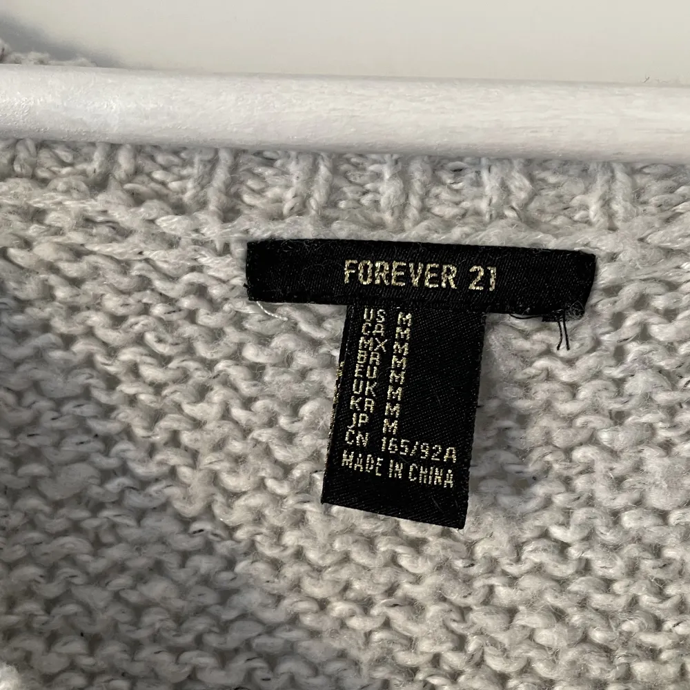 Stickad grå tröja från Forever 21. I använt men forfarande bra skick! . Tröjor & Koftor.
