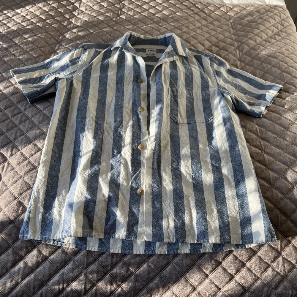 Sommar skjorta i storlek S, köpt från zara.. Skjortor.
