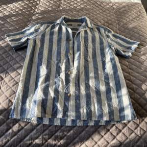 Sommar skjorta i storlek S, köpt från zara.