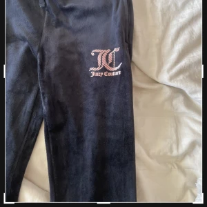 juicy coutore byxor  - Helt oanvända juicy coutore byxor i storlek 9-10 / 134/140. 💞 jag köpte de från kidsbrandstore ca ett år sen men de var för små. Budgivningen är öppen! 🫶🏻🌊