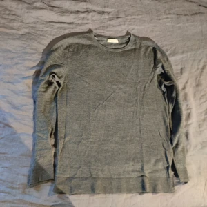 Stickad tröja - Inga fläckar eller hål. Hör av dig om du undrar något 