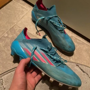 Adidas X Speedflow .1 AG Sapphire Edge - Blå/Rosa/Vita - Adidas fotbollsskor för konstgräs. Väl skötta, använd bara under en vintersäsong. Köpte de för 2000 kr  Priset kan diskuteras vid snabbaffär. Kvitto finns