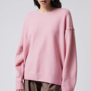 Stickad tröja - Så himla fin stickad tröja i en så fin rosa färg. Tröjan har utsydda sömmar vilket verkligen gör så himla mycket. Helt ny aldrig använd 