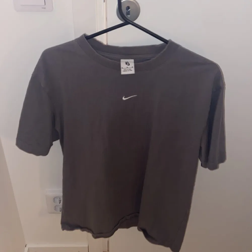 En snygg Nike tröja i bra skick Storlek M. T-shirts.