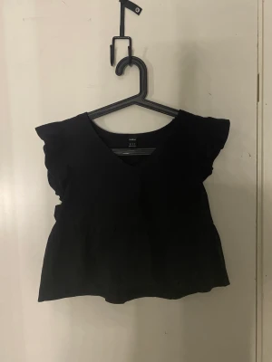 Svart blus  - En ganska använd blus från Schein som säljs för att den är för liten💕köparen står för frakten