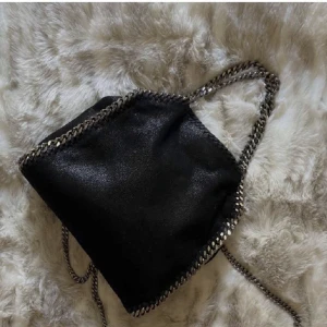 Stockholm stil väska - Svart väska  ⚠️lånad bild⚠️ Stockholm stil Skriv till mej för mer bilder på självaste väskan  Först till kvarn. Det är över 20 intresserade så snälla bli   inte besviken om du inte får den. 💌 