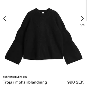 Arket stickad tröja - Säljer denna stickade tröja från Arket jag haft en månad och sedan råkade tvätta (mohair ska ej tvättas i vatten). Den har nu samma passform och kvalite men är lite mindre än tidigare, skulle säga en xs, jag är en S och bilderna är hur den ser ut just nu.