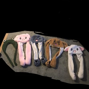 Kaninhattar och grodhatt - Säljer ALLA i samma. Örat jag håller i fungerar dock ej :(, alla andra finns de inga problem med :)