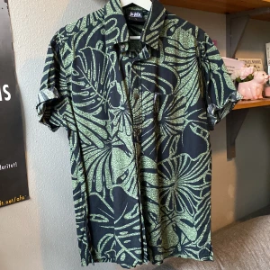 secondhand kortärmad skjorta  - kortärmad skjorta som jag köpte på beyond retro