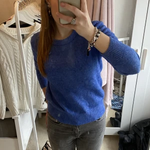 Blå stickad tröja - Super fin blå stickad tröja i Kashmir. Säljer pga att jag inte gillar hur den sitter på mig. Köpt på Åhléns för 800 kr. Är precis som ny och inte använd så många gånger.