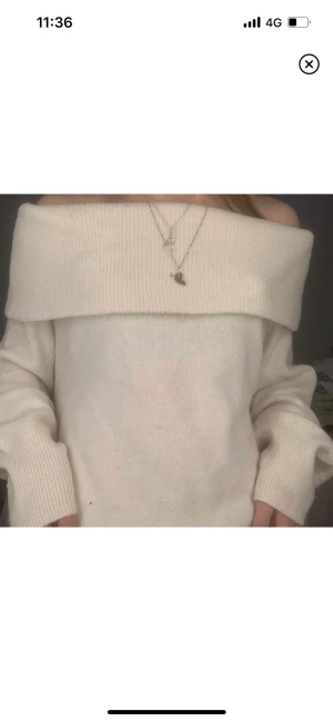 Offshoulder  - Säljer denna offshoulder ifrån HM då jag inte använder den, bilder ifrån Plick men har en exakt likadan 
