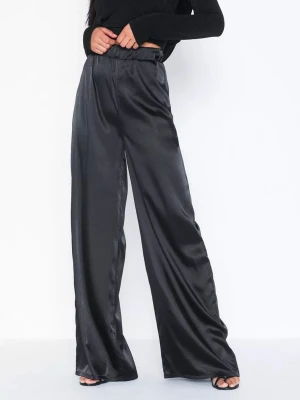 Satin byxor - Satin byxor från NLY ONE. Säljer för att de inte kommer till användning. Storlek S.