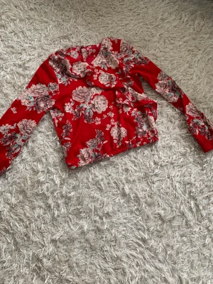 Blus  - Andvänd 1 gång, storlek xxs, köpt från Kappahl! Såklart kommer strykas och tvättas en extra gång innan de skickas hem till dig! 