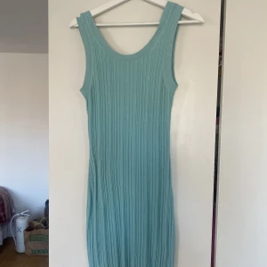 Klänning  - Blå klänning från & Other Stories i storlek M. Knappt använd. Klänningen går till över knäna på mig som är 174 cm. 