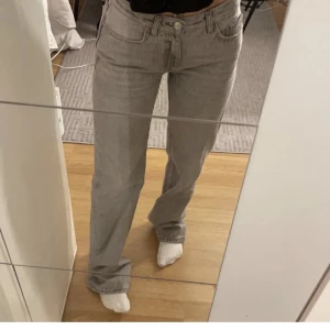 Low straight jeans - Säljer dessa skitsnygga low straight jeansen från gina!! Köpt ett tag sedan men säljer pga de var för stora💕LÅNAD BILD! fråga efter fler bilder💕orginalpris: 499kr