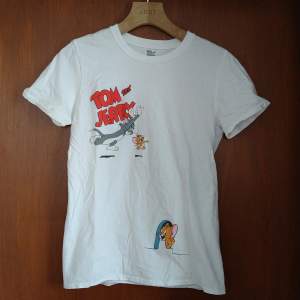 Unik t-shirt med tryck fram och bak, storlek Small. Tom & Jerry, i fint vintage skick!
