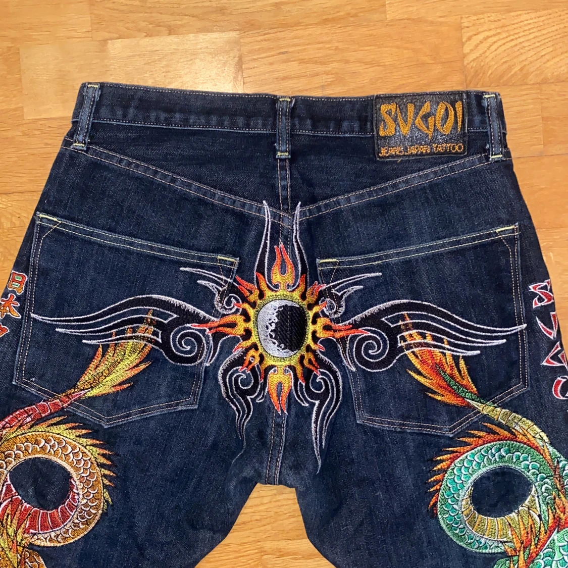 Sugoi jeans med brodyr baktill