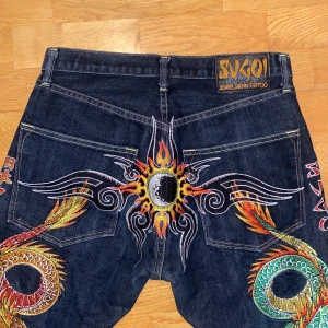 Sugoi jeans med brodyr baktill - Jättesnygga sugoi jeans med japansk brodyr baktill. Midjemått: 84cm