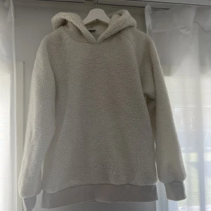 Vit teddyhoodie, storlek S - Vit hoodie i teddymaterial, nyskick då den aldrig använts. Väldigt skönt material.