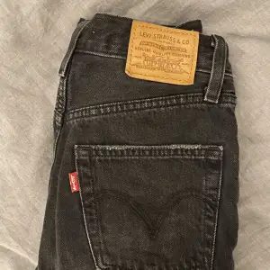 Svarta Levi’s jeans som är i bra skick knappt använda. 
