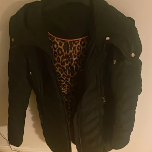 Jacka dam - En roco baroco jacka i strlk 34 med tillbehör som band och pälsen, knappt använd nästan som ny, köpt från jackan.se för 1,700 säljs för 1,200 kan säljas billigare vid snabb affär, bild på kan man skriva om han vill ha 