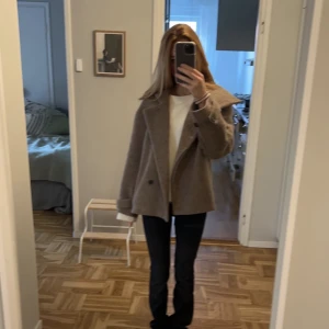 Arket kappa - Söt arket kappa som inte går att köpa längre, inköpt denna vår. Storlek S men passar xs- liten L. Nypris 1799kr. Prioterar folk som kan mötas upp i stan. Jackans högra ficka har gått sönder