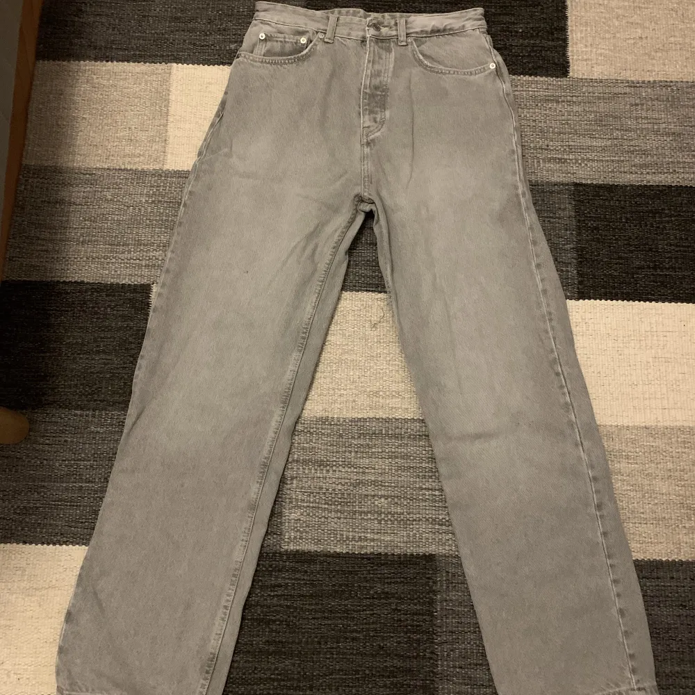 Säljer nu mina Jeans på grund av fel storlek, bara andvända ett par gånger och är som nya.. Jeans & Byxor.