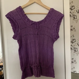 Stickad topp - Jättegullig stickad topp med knytning. Kan mötas upp k Hudiksvall eller Sundsvall.